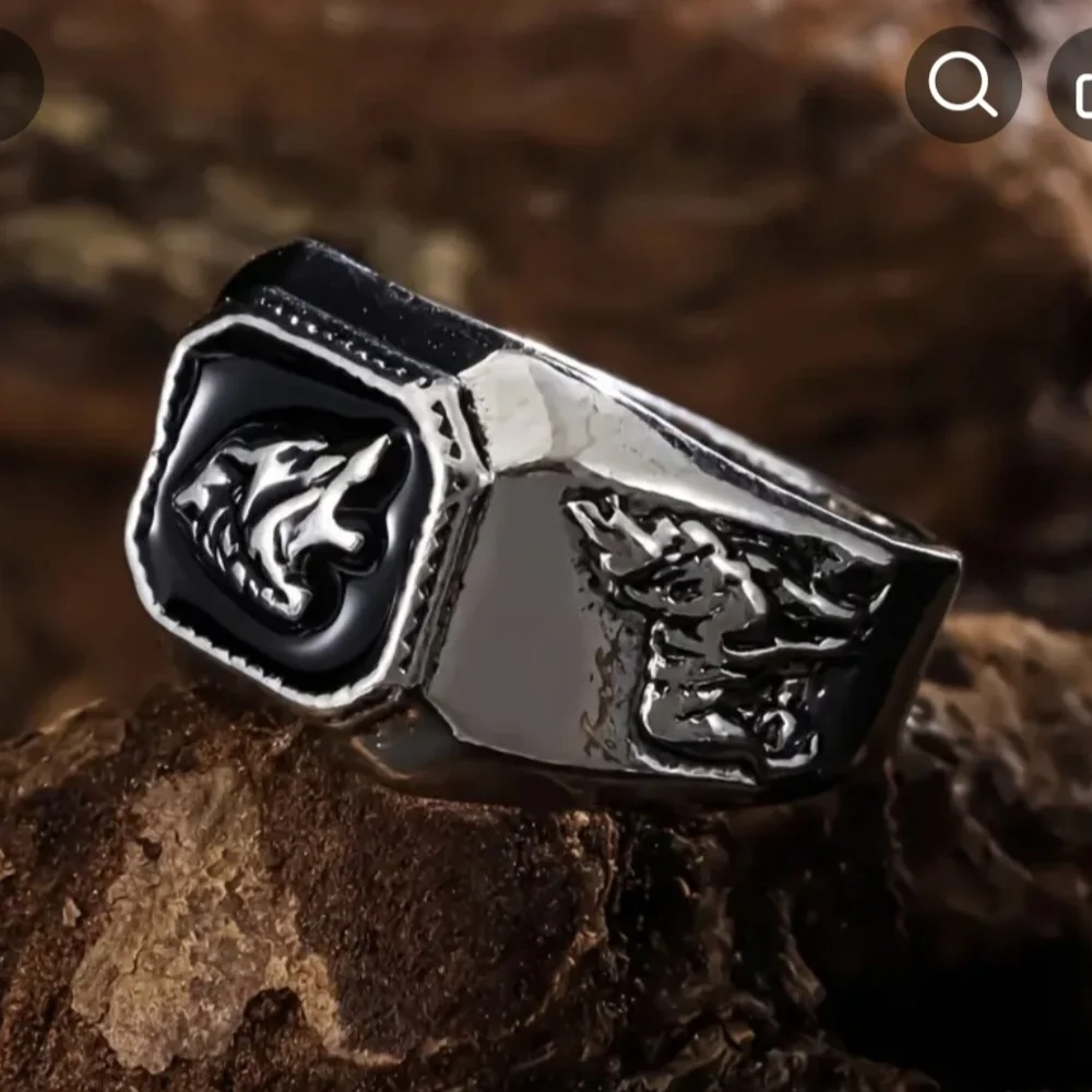 Wolf Design Silver and Black Men's Ring